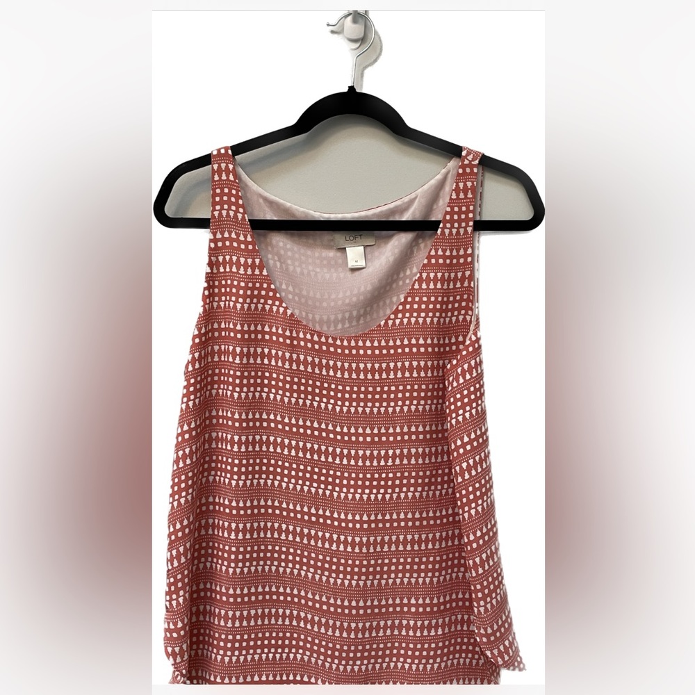 💕 Women’s LOFT sleeveless salmon top in size medium - Picture 1 of 3